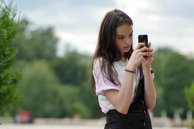 Un autoritratto fatto con lo smartphone: trucchi e consigli per selfie perfetti